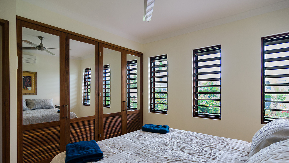 Apollo Quay apartment - Queen bedroom wardrobe