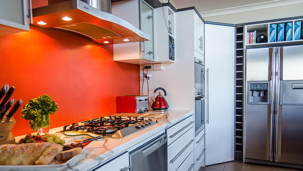 Touch of Bali - Gas stove & fridge/freezer