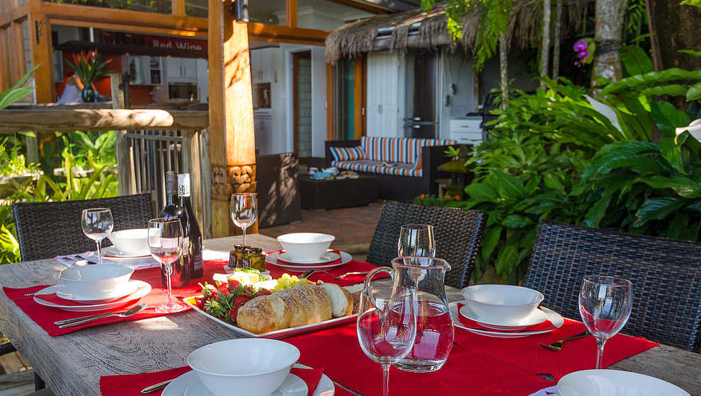 Touch of Bali - Outdoor lunch in the pavilion